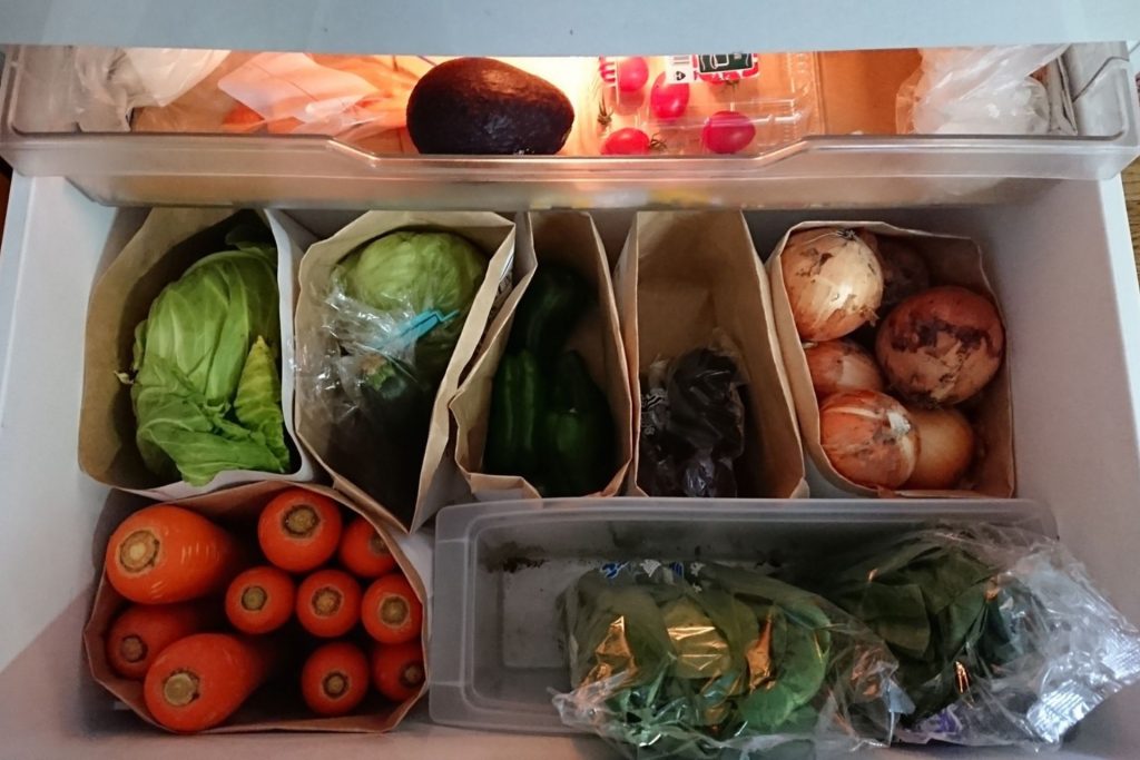 冷蔵庫の野菜室に入った野菜
