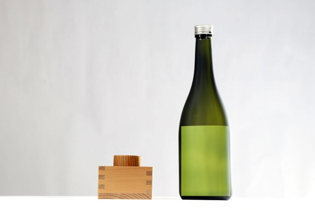 緑の瓶に入った日本酒と枡