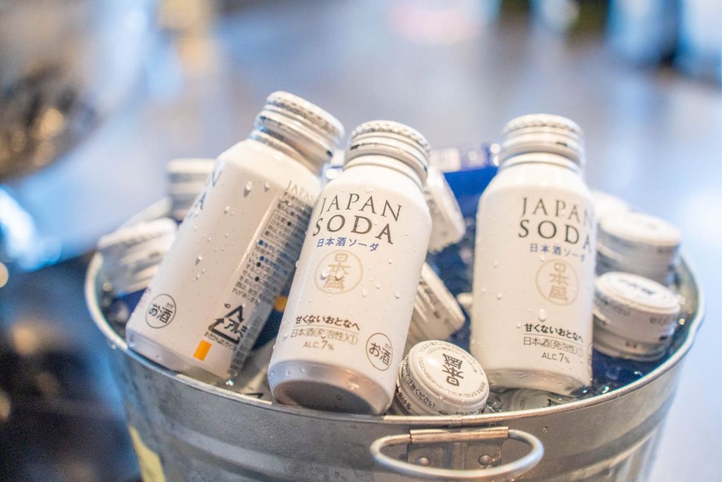 銀色のトレイに積まれた日本盛「JAPAN SODA（日本酒ソーダ）」